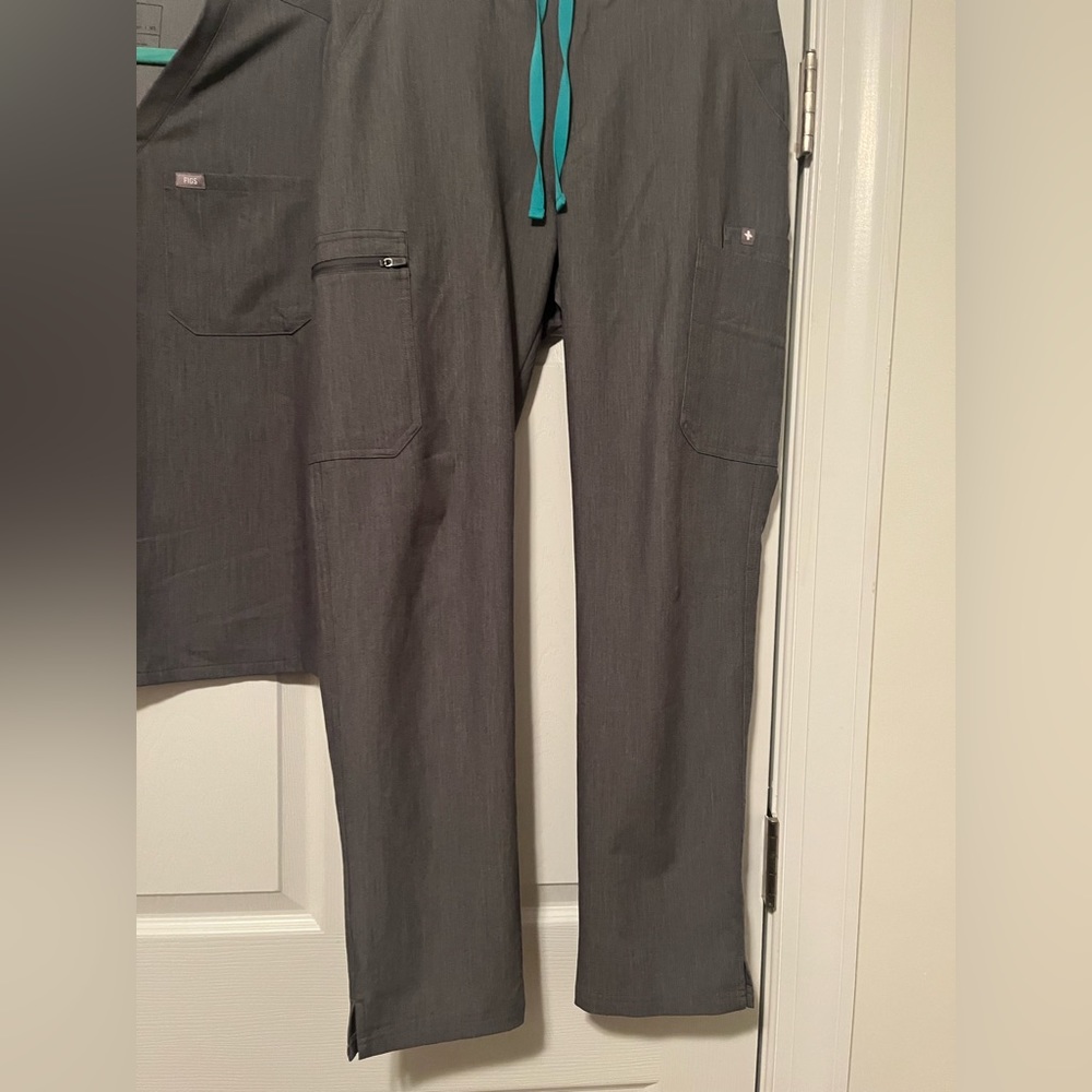 Gray Figs Scrub Set Excellent Condition! - image 2